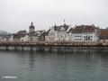 Blick vom Schweizerhofquai auf die Kapellbrücke, dahinter die Gebäude am Rathausquai