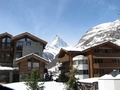 Das Matterhorn zwischen den Häusern Zermatts