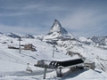 Das Matterhorn mit dem Hotel Riffelberg (hinten) und einer Liftstation