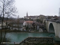 Blick auf die Altstadt Berns mit der Nydeggbrücke bei Regen