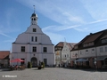Rathausplatz mit Rathaus