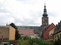Von einem Innenhof an der Friedrich-Loeffler-Straße, Blick auf den Turm vom Dom St. Nikolai