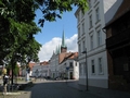 An der Obertrave, hinten der Turm der Petrikirche
