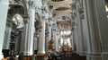 Dom St. Stephan, Innenraum mit Kanzel und Altar