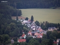 Blick auf einen Teil von Gohrisch mit, hinten, dem Campingplatz