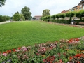 Links der Strand, rechts die Strandstraße