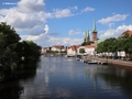 Auf der Dankwartsbrücke, die Trave mit Petrikirche und Marienkirche