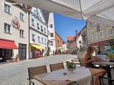 Mittagspause nach der Anreise am Stadtbrunnen in der Altstadt