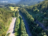 Blick auf Parkplatz und Bundesstraße 179