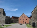 Carlstens Fästning, Grosser Burghof mit Kommandantenhaus
