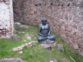 Buddha neben dem weißen Turm